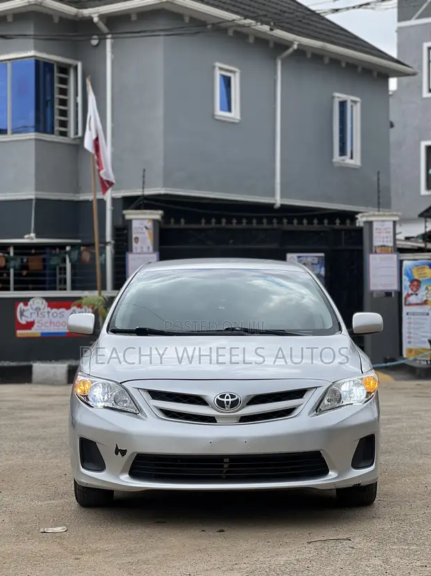 Toyota Corolla 2013 Silver - 1