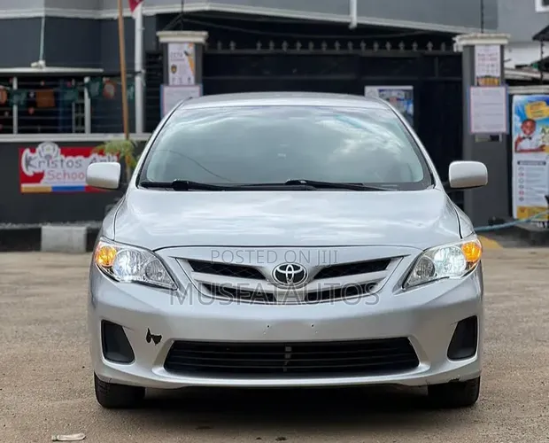 Toyota Corolla 2013 Silver - 1
