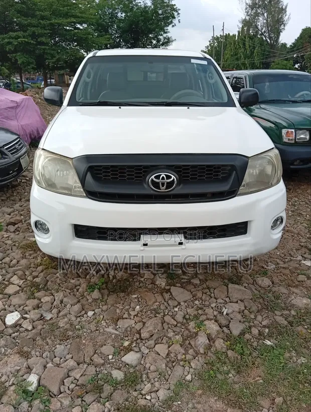 Toyota Hilux 2011 White - 1