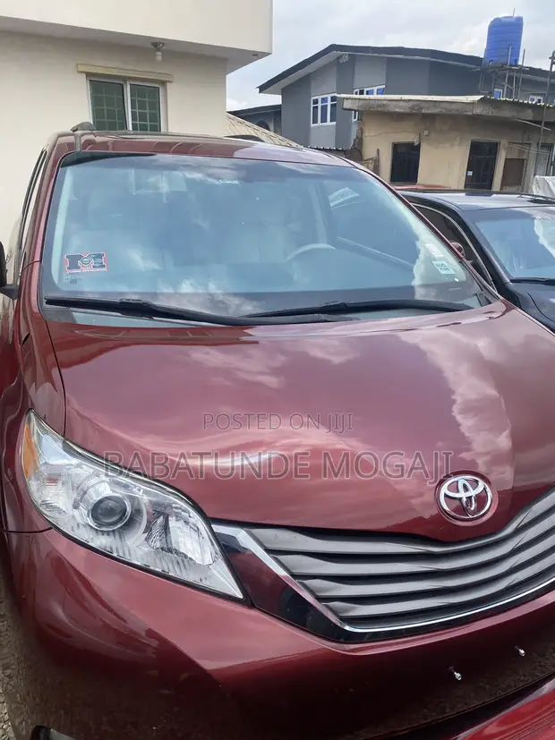 2014 Toyota Sienna XLE 7-Passenger AWD Minivan - 1