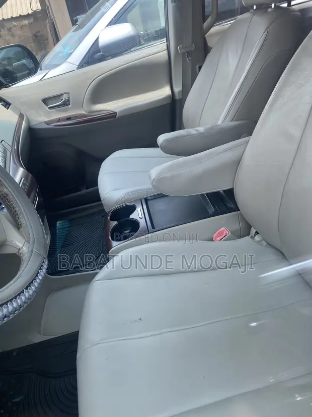 Toyota Sienna 2012 Baki - 1