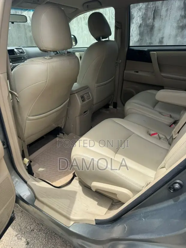Toyota Highlander 2010 Grey - 1