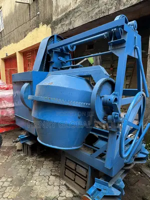 700L Mai Ɗaukar Siminti Mai Ƙarfi Tare da Hoist