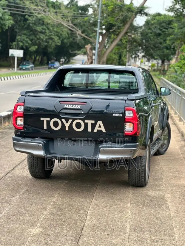Toyota Hilux 2025 Black - 1