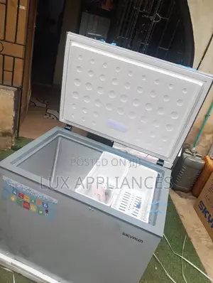 Skyrun 260L Chest Freezer with Lock