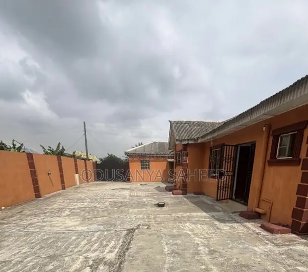 5 Bedroom Bungalow in Abule Close Offin, Igbogbo for Sale - 1