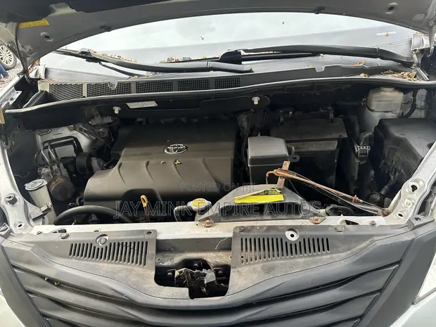 Toyota Sienna 2012 Launinsa Azurfa - 1