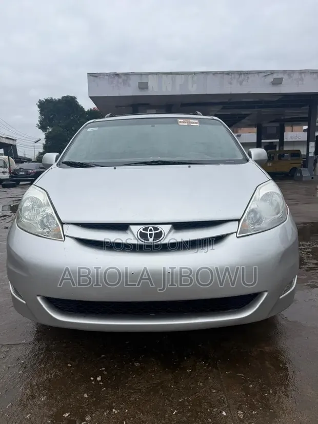 2006 Toyota Sienna XLE FWD Minivan - 1