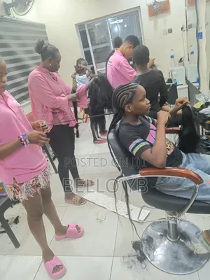 Ana Neman masu gyaran gashi da aski na kwarai - YB Saloon
