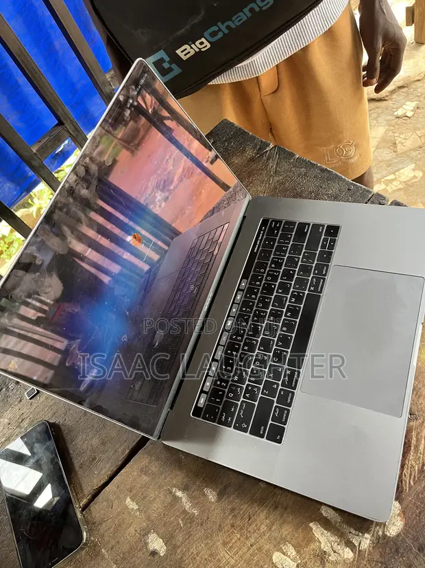 Apple MacBook Pro 15" 2017 16GB RAM Intel Core i7 - 1