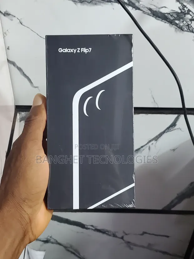 New Samsung Galaxy Z Flip7 256GB Silver - 1