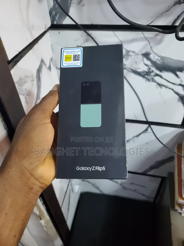 New Samsung Galaxy Z Flip5 256GB Black - 1
