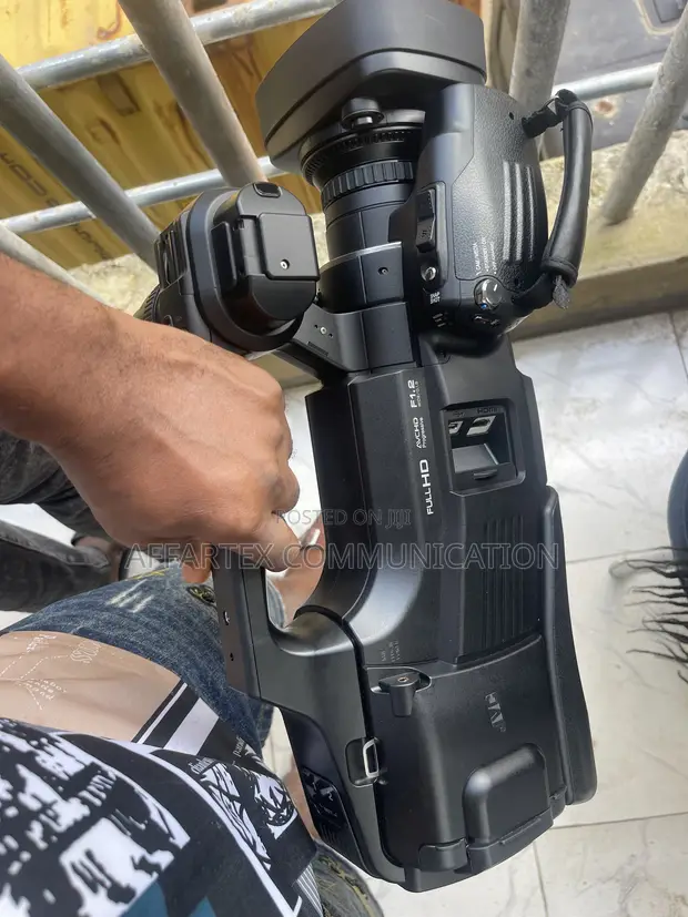 JVC JY-HM90 Professional Full HD Camcorder - 1