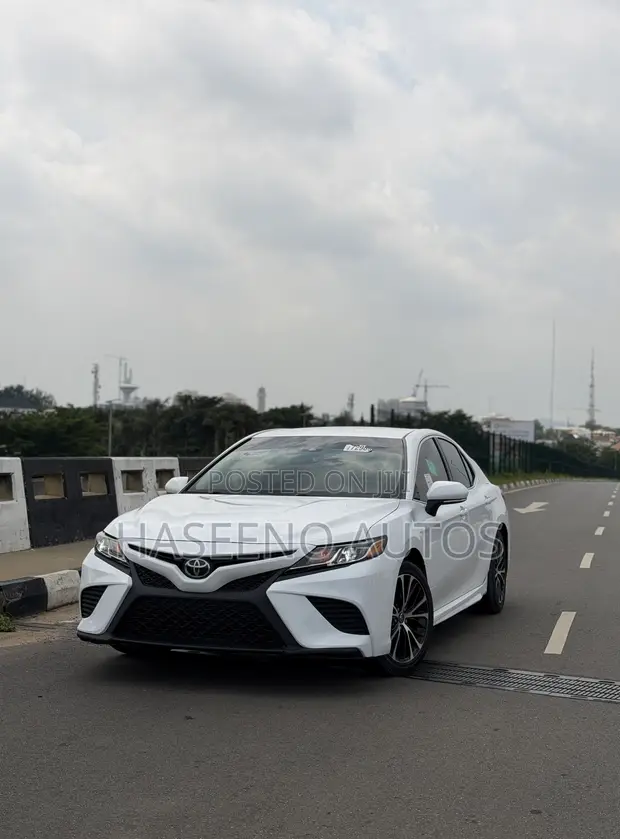 Toyota Camry SE FWD (2.5L) 2018 Fari - 1
