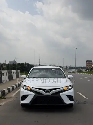 2018 Toyota Camry SE FWD (2.5L) White