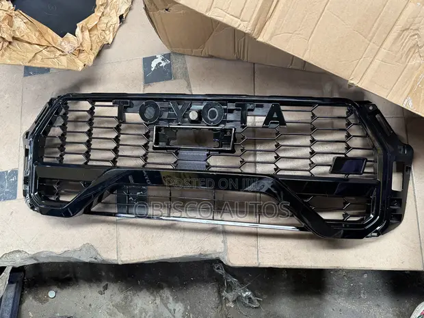 Toyota Hilux 2024/2025 Front Grille - 1