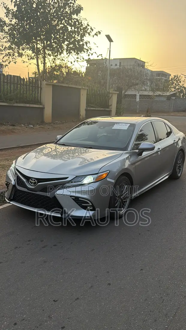 Toyota Camry SE FWD (2.5L) 2018 La Goge - 1
