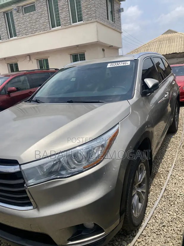 2016 Toyota Highlander XLE V6 4x2 Gold - 1