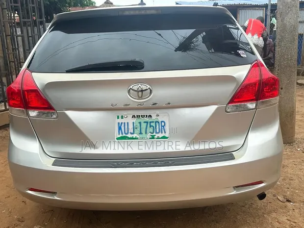 Toyota Venza 2012 Silver - 1