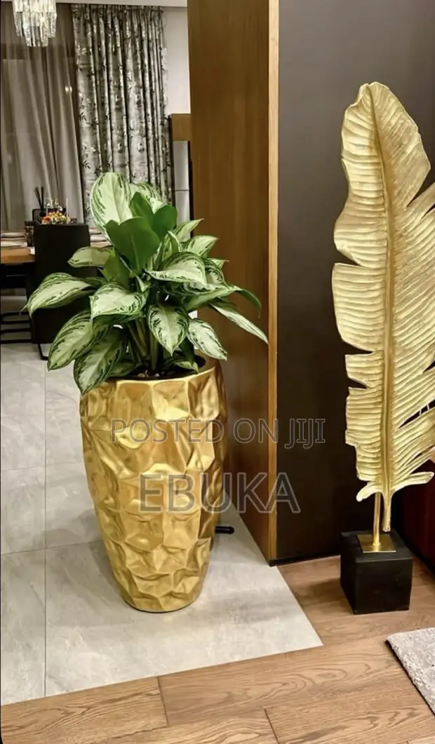 Stallion Fiberglass Planters - Gold - 1
