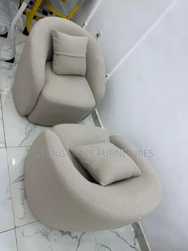 Saman zamani 2 Accent Chairs tare da Throw Pillows - 1