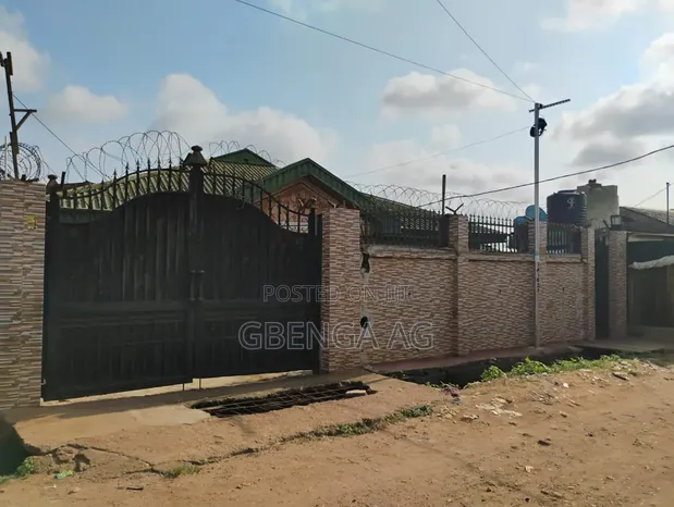 Mini Flat 4 a Sayarwa a Olude Ipaja - 1