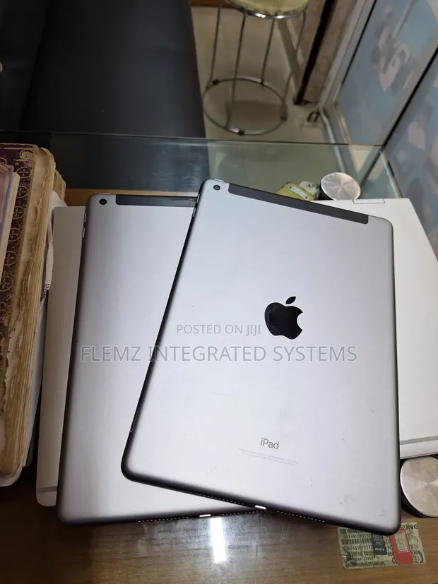 Apple iPad 9.7 128GB Gray (5th Gen) - 1