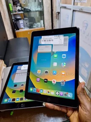 Apple iPad 9.7 128GB Gray (5th Gen)