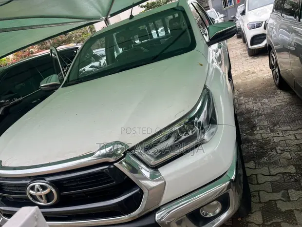 New Toyota Hilux 2025 White - 1
