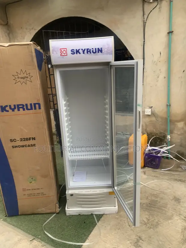 Skyrun SC-228FN Showcase Refrigerator Beverage Chiller - 1