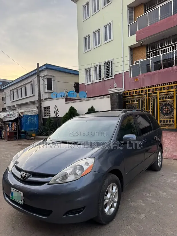 2005 Toyota Sienna XLE Gray - 1