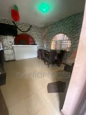 Gidan Baki Mai Dakuna 13 Don Siyarwa/Rentsa a Alakia, Ibadan