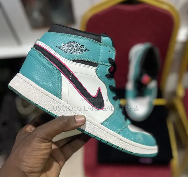 Gaskiyar Nike Mid Air Jordan 1 Sneakers - 1
