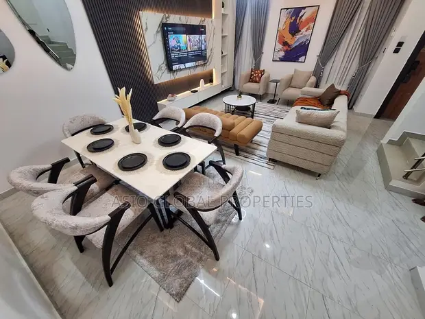 4-Bedroom Luxury Apartment with Gym/Pool in VGC - 1