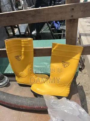 Ingantattun Takalman Ruwan Yellow PVC masu Inganci