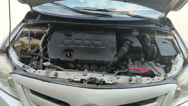 Toyota Corolla 2011 Silver - 1