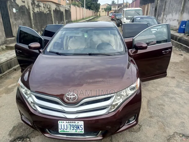 Toyota Venza 2010 Gold - 1