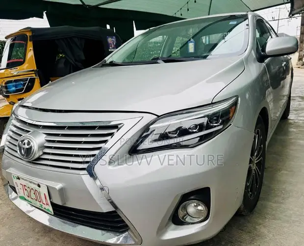 Toyota Corolla 2010 Silver - 1