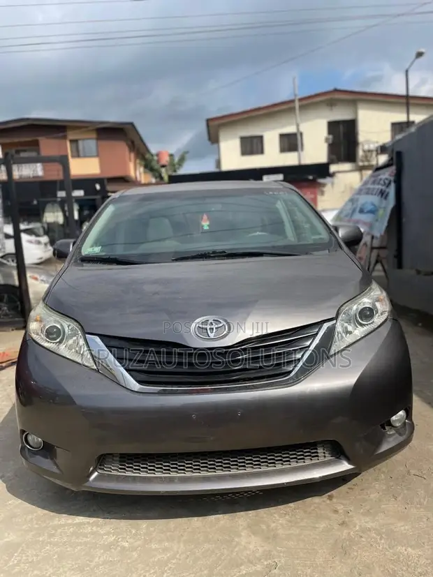Toyota Sienna 2011 Gray - 1
