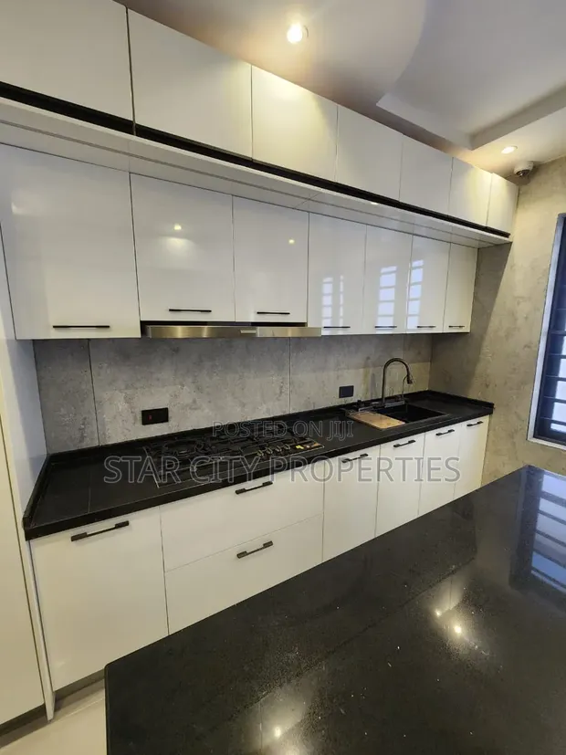 5-Bedroom Duplex with BQ, AC, Elevator in Ikeja GRA - 1