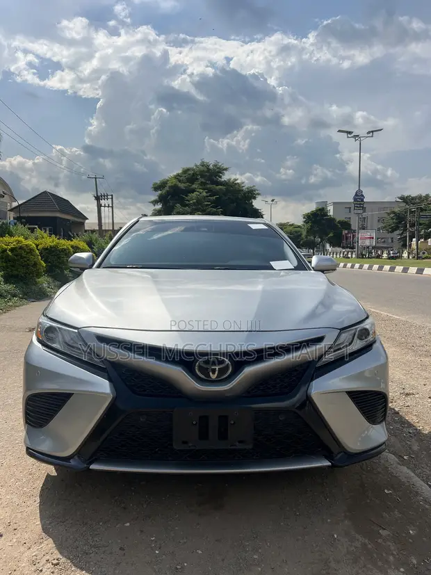 2018 Toyota Camry XSE FWD (2.5L) Laƙƙarfan - 1