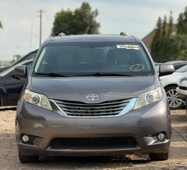 Toyota Sienna 2012 Gray - 1