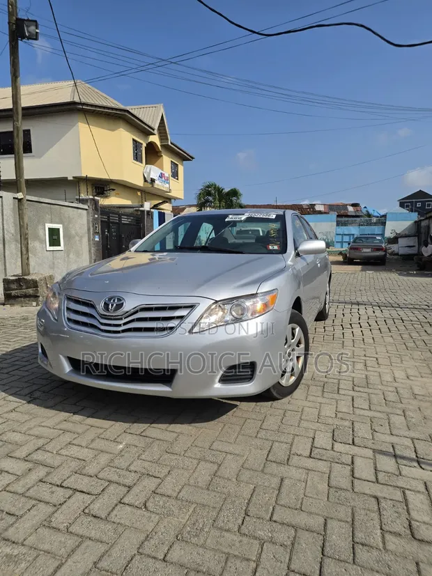 Toyota Camry LE 2011 Launin Azurfa - 1