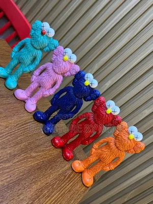 Kayan Kwalliya na KAWS BFF Style na Alatu