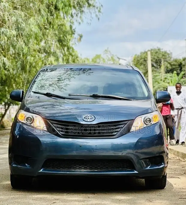 Toyota Sienna 2013 Gray - 1