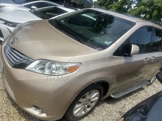 2012 Toyota Sienna Limited 7-Passenger Gold - 1