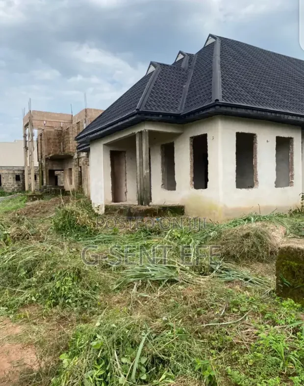 Gidaje 6 na Falo a Ekehuan Barracks, Benin City Don Siyarwa - 1