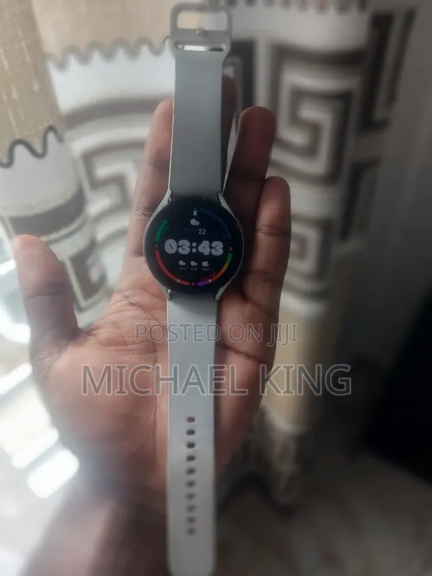 Samsung Galaxy Watch 4 - White - 1