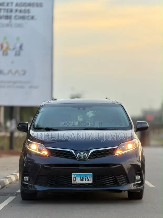 Toyota Sienna SE Minivan ta 2018 - 1