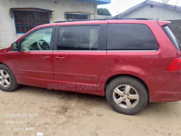 Volkswagen Transporter 2010 Red - 1
